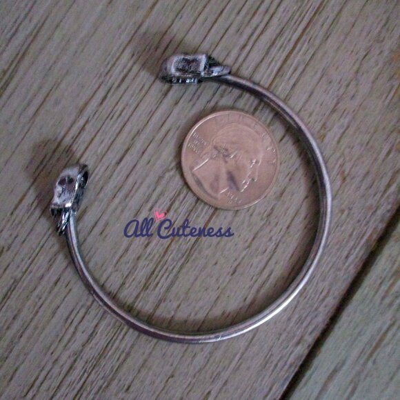 🎀 Edgy Skull Cuff Bracelet - Picture 5 of 7
